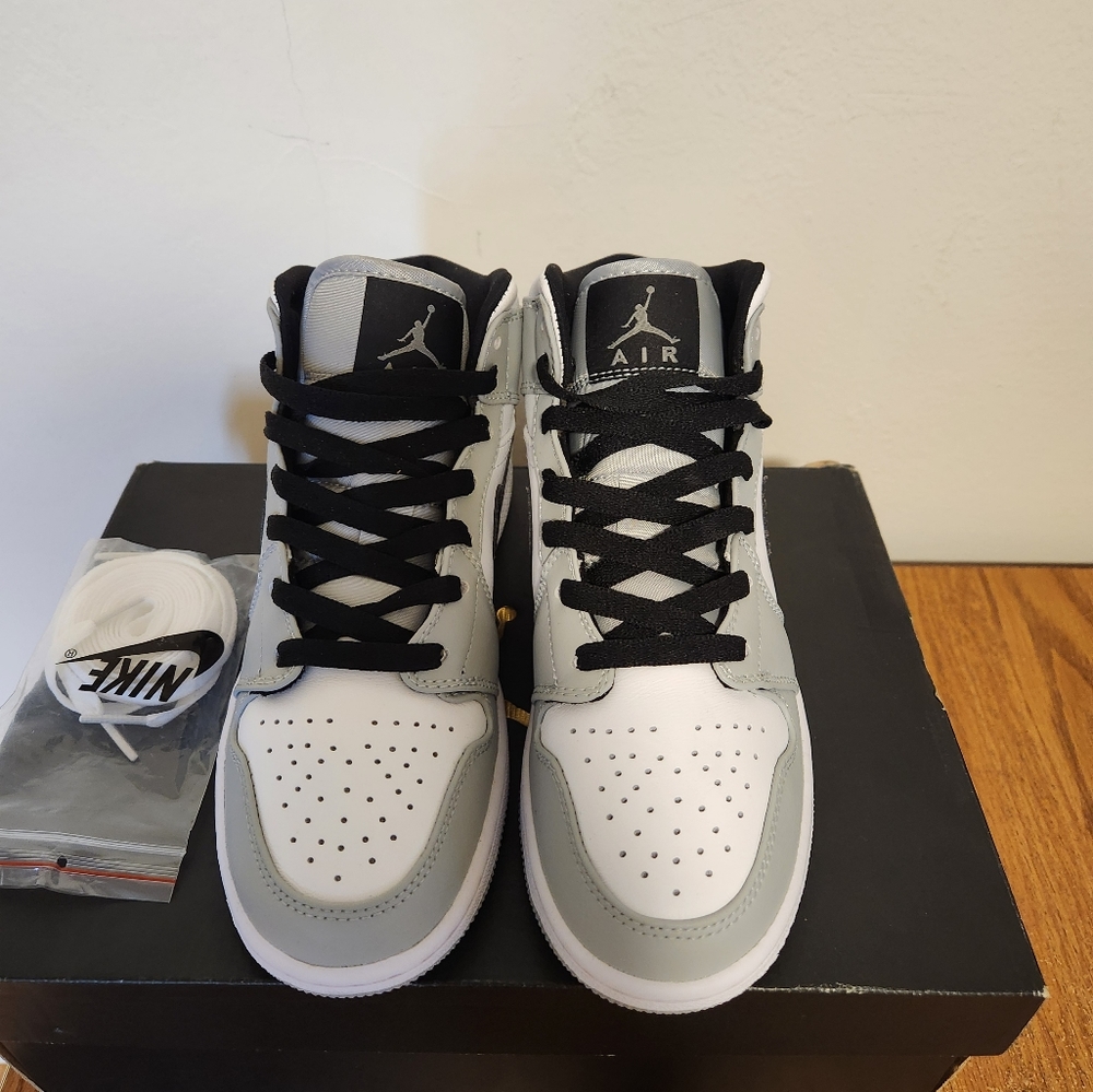 Air Jordan 1 Mid Light Smoke Grey